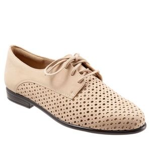 Trotters Lizzie Perf Oxford Flats 9W